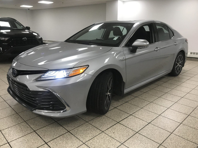 2021 Toyota Camry Hybrid XLE in Cars & Trucks in Calgary - Image 2