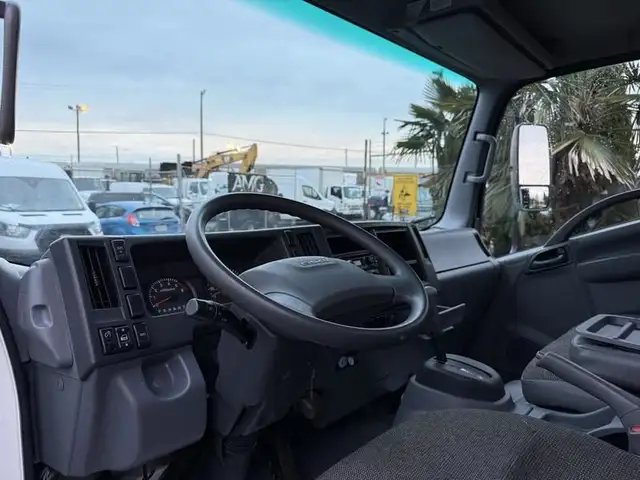 2018 isuzu NPR 16 Foot Flat Deck in Heavy Trucks in Richmond - Image 13