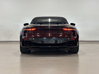 L'Aston Martin DBS Volante 2022 est un cabriolet à propulsion arrière propulsé par un moteur V12 de... (image 6)