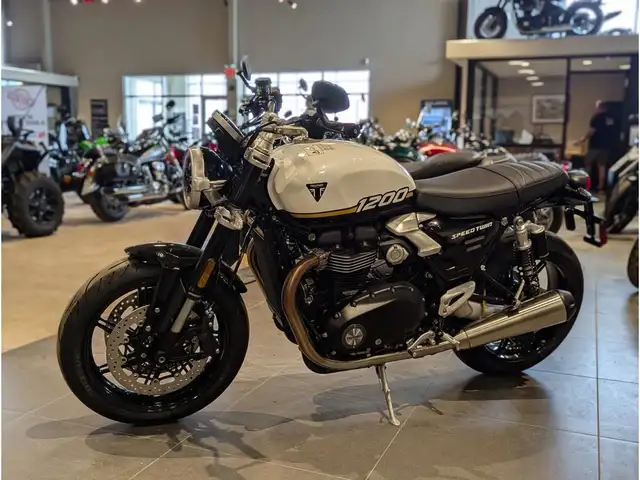 2025 Triumph Speed Twin 1200 // Crystal White/Sapphire Black in Dirt Bikes & Motocross in Winnipeg - Image 14