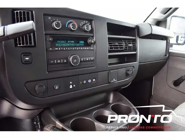 2024 GMC Savana Cube 14 pieds Deck 3500 ** V8 6.6L Essence ** in Cars & Trucks in Laval / North Shore - Image 10