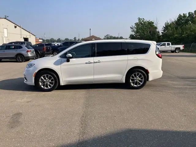 2023 Chrysler Pacifica Touring L in Cars & Trucks in Hamilton - Image 11