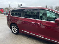 2018 Chrysler Pacifica Touring-L Plus with Leather, Pano Sunroof, Touch Screen, Leather, and Rear DV... (image 4)