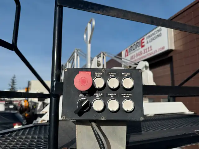 2011 Ford F-550 XLT Bucket Truck 4X4 in Heavy Trucks in Calgary - Image 12