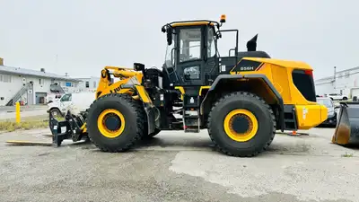Like New Forks Bucket 6 Cylinder Diesel Engine 193.2 Hp Operating Weight 37037.7 Max Speed Forward i...