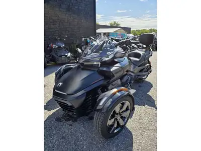 2016 Can-Am spyder F3 s Le F3S 2016 en couleur noire est un modèle élégant et sportif, parfait pour...
