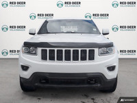 Get behind the wheel of the 2015 Jeep Grand Cherokee Laredo 4 4 in an elegant white finish, perfect... (image 2)