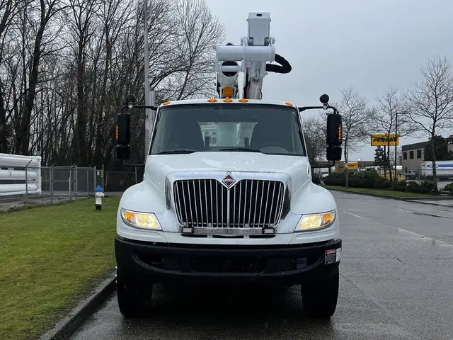 2013 International DuraStar MA025 Altec Bucket Service Truck in Heavy Trucks in Delta/Surrey/Langley - Image 4