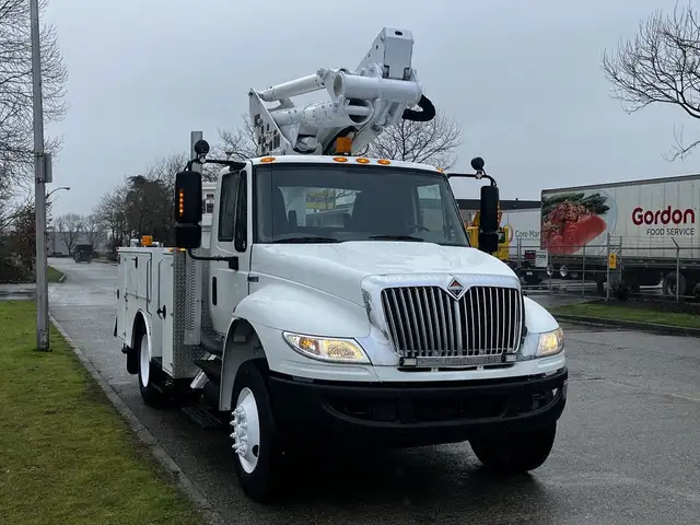 2013 International DuraStar MA025 Altec Bucket Service Truck in Heavy Trucks in Delta/Surrey/Langley - Image 3