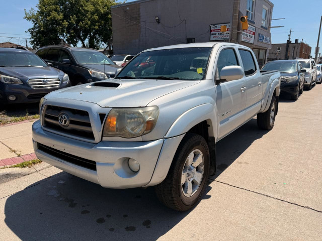 2009 Toyota Tacoma 4WD Double LB V6 AT (Natl) in Cars & Trucks in Hamilton - Image 2