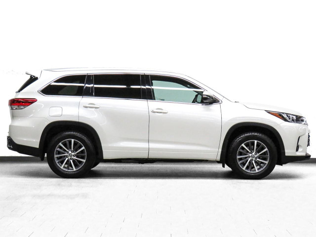  2019 Toyota Highlander XLE | AWD | 8 Pass | Nav | Sunroof | BSM in Cars & Trucks in City of Toronto - Image 3