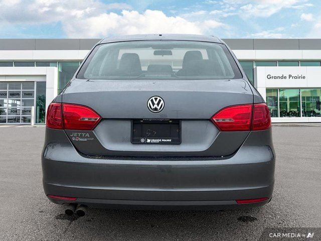 2014 Volkswagen Jetta Sedan Trendline Plus | Clean Carfax in Cars & Trucks in Grande Prairie - Image 4