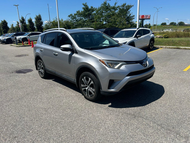 2016 Toyota RAV4 LE | FWD | Spacieux | Caméra de Recul | Bluetoo in Cars & Trucks in City of Montréal - Image 3
