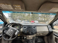 The Ford F-350 Super Duty one-ton pickup has been redesigned for 2008. Under the skin, a number of m... (image 8)