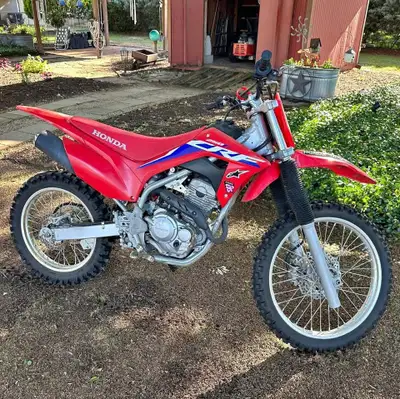APPLY NOW: https://www.ridecollective.ca/get-pre-approved The 2024 HONDA CRF250F is a trail-focused...