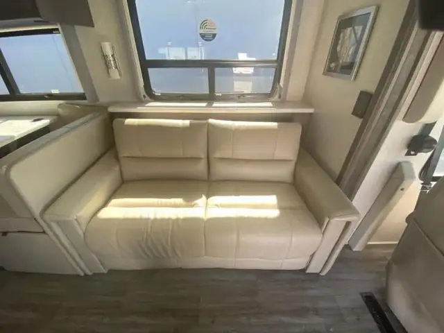 2023 Thor Motor Coach Miramar 35.2 in RVs & Motorhomes in Abbotsford - Image 29