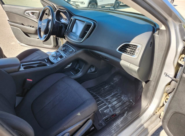 2015 Chrysler 200 Limited in Cars & Trucks in London - Image 4