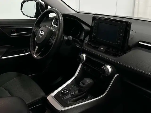 2020 Toyota RAV4 XLE AWD - TOIT OUVRANT - VOLANT CHAUFFANT - MAG in Cars & Trucks in Québec City - Image 30