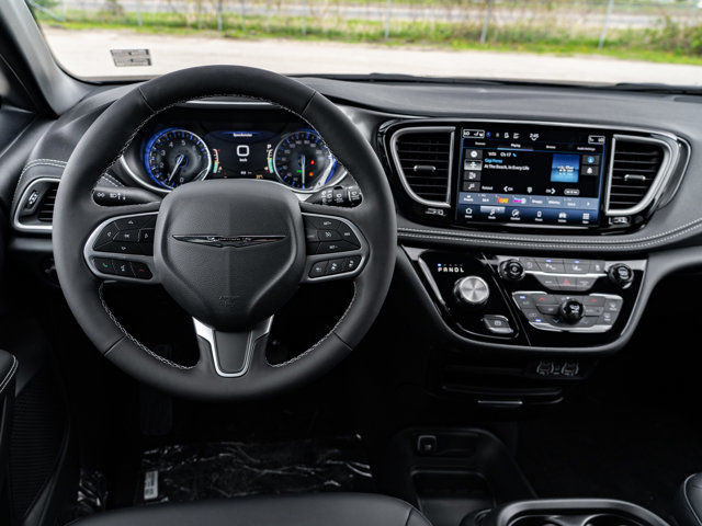 2025 Chrysler Pacifica Select in Cars & Trucks in Barrie - Image 2