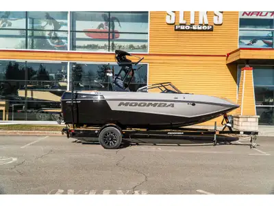 Longeur / Length : 20’ Largeur / Beam : 102” Capacité / Capacity : 13 Passagers / Passengers Moteur...
