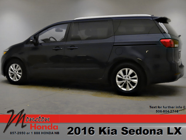  2016 Kia Sedona LX in Cars & Trucks in Moncton - Image 4