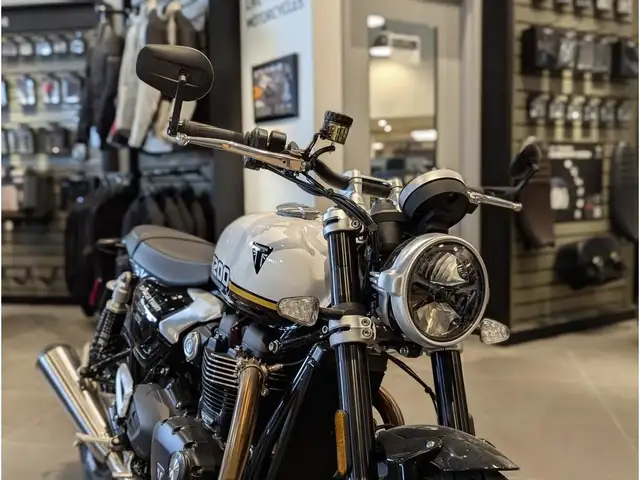 2025 Triumph Speed Twin 1200 // Crystal White/Sapphire Black in Dirt Bikes & Motocross in Winnipeg - Image 4