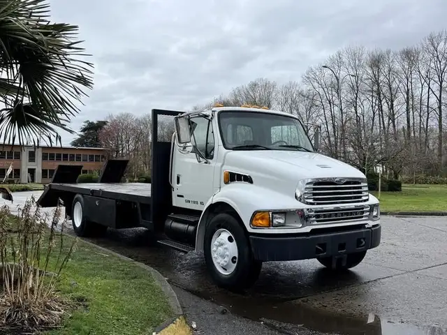 2008 sterling Acterra 20 Foot Flatdeck with Ramp Hydraulic Brake in Heavy Trucks in Richmond - Image 2