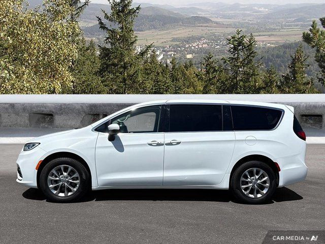 2023 Chrysler Pacifica Touring L | Power Side Doors | in Cars & Trucks in Cowichan Valley / Duncan - Image 2