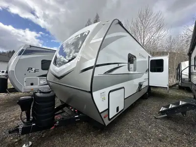Towable by most of today's half-ton trucks, Keystone Cougar travel trailers are designed for maximum...