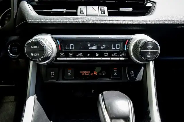 2022 Toyota RAV4 XLE • SUNROOF • HEATED SEATS • POWER LIFTGATE dans Autos et camions dans Cornwall - Image 23