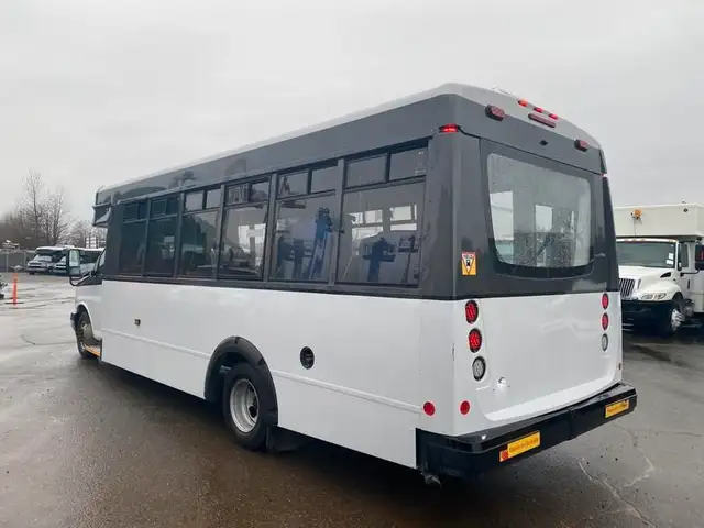 2018 chevrolet Express G4500 21 Passenger Bus With Wheelchair Ac in Heavy Trucks in Richmond - Image 7