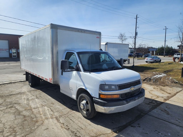 2021 GMC Savana Van G4500 - 18Ft Box - 6.6L V8 Gasoline - Ramp in Cars & Trucks in City of Toronto - Image 4