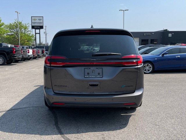 2022 Chrysler Pacifica Hybrid in Cars & Trucks in Oakville / Halton Region - Image 3