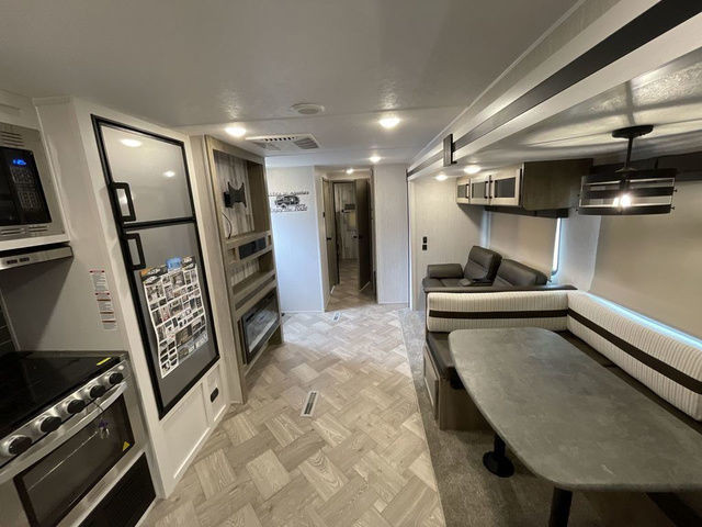 2022 Palomino Puma 31QBBH in Travel Trailers & Campers in Edmonton - Image 4