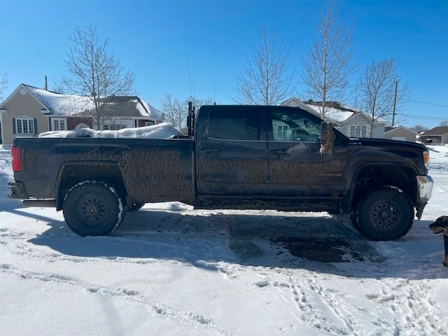 2015 GMC Sierra 2500HD 4x4 Crew Cab 153.7" SLE | 6.6L DURAMAX | in Cars & Trucks in City of Toronto - Image 3