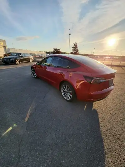 TESLA EN SUPERBE SHOWROOM: PLUSIEURS MILLIERS DE $ EN UPGRADE... Traitement nano-ceramique exterieur...