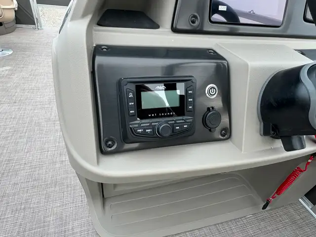 2025 Sun Tracker Fishin' Barge 20 DLX, pontoon boat in Powerboats & Motorboats in Vernon - Image 19