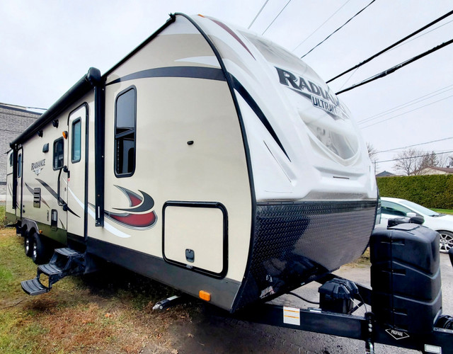 22-1624 R RADIANCE 30pi 2018 22-1624 in Travel Trailers & Campers in Laval / North Shore