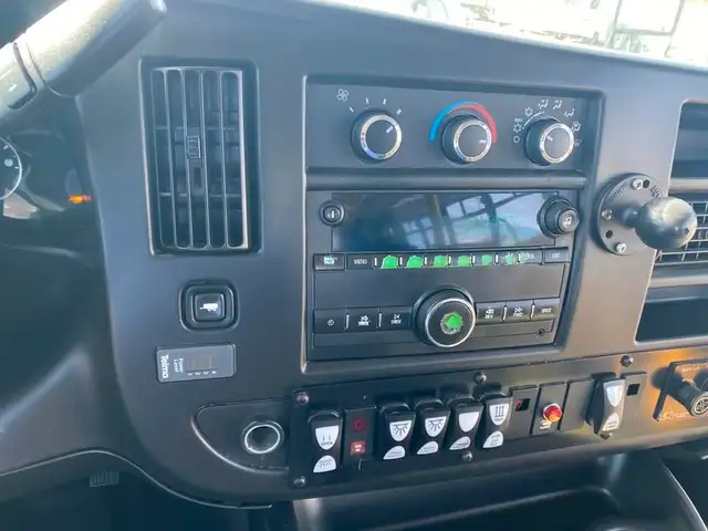 2017 chevrolet Express G4500 21 Passenger Bus With Wheelchair Ac in Heavy Trucks in Richmond - Image 21