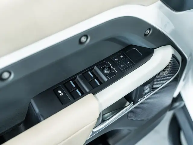 2023 Land Rover Defender 110 SE/PANO/360 CAM/MERIDIAN/CARPLAY/CL in Cars & Trucks in Mississauga / Peel Region - Image 11