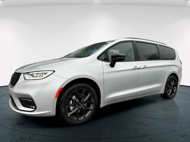 2024 Chrysler Pacifica Touring-L in Cars & Trucks in Calgary