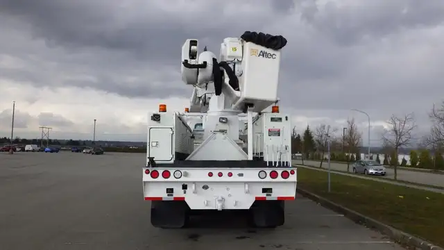 2008 international 7500 Tandem Bucket Truck Diesel Air Brakes in Heavy Trucks in Richmond - Image 8