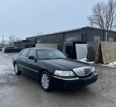 2005 Lincoln Towncar Signature Limited in beautiful condition! 4.6L V8 with only 138643kms, Automati...