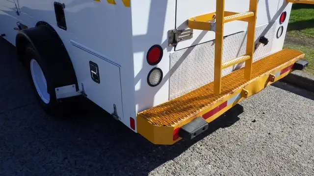 2015 ford Econoline E-450 Cube Van With Bucket in Heavy Trucks in Richmond - Image 13