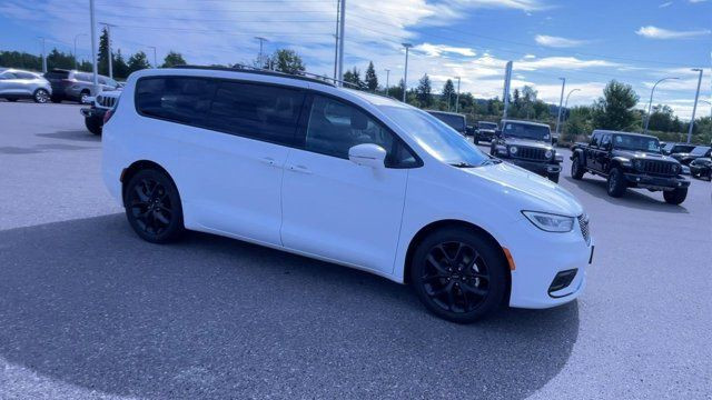 2022 Chrysler Pacifica Limited | Front Wheel Drive | Leather in Cars & Trucks in Prince George - Image 2
