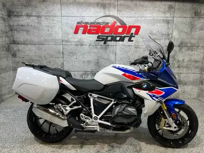 La BMW R1250RS 2023 est une sport-touring avec un moteur boxer de 136 ch. Elle combine performance c...