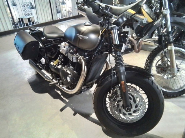 2022 Triumph Bonneville Bobber Matte Storm Grey/Matte Ironstone in Street, Cruisers & Choppers in City of Halifax - Image 2