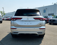 This Mitsubishi Outlander has a strong Regular Unleaded I-4 2.5 L/152 engine powering this Variable... (image 3)