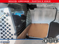 Le Ford Transit Connect XLT 2018 est un fourgon compact parfait pour les travailleurs urbains. Prati... (image 4)