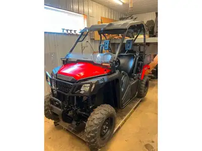 . 2017 Honda PIONEER 500 HONDA PIONEER 500 2017 2200KM C-1819 DEMI PARE-BRISE PARE-CHOC TOIT Véritab...